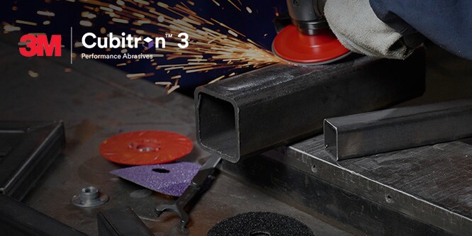 Hình ảnh thể hiện quá trình mài & gia công kim loại chuẩn bị sơn trên quy trình thép nhẹ đang hoạt động
