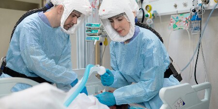 nhân viên chăm sóc sức khỏe đeo thiết bị bảo vệ hô hấp dùng một lần

