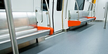Keo và băng dính 3m để gắn các tấm sàn trong tảu hoả
