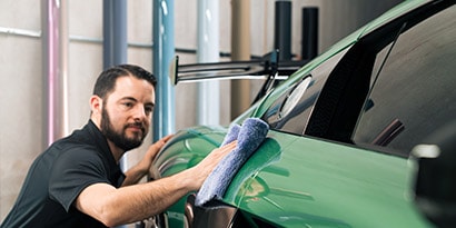 Lắp đặt phim đổi màu bảo vệ sơn xe
