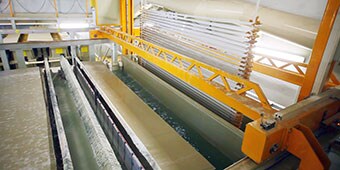 Hình ảnh giá đỡ các bộ phận di chuyển giữa các bể trong quá trình anốt hóa
