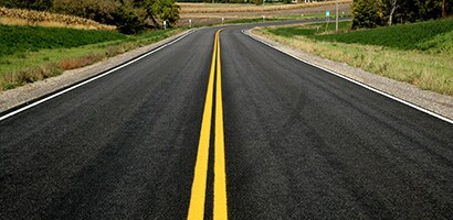 vạch kẻ đường bằng 3M có thể cải thiện và tăng độ an toàn trong điều kiện ẩm ướt và bóng tối
