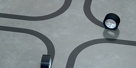Hình ảnh các cuộn Băng keo vinyl 3M™ 471 màu đen dùng để đánh dấu bốn đường cong tại các góc 90 độ
