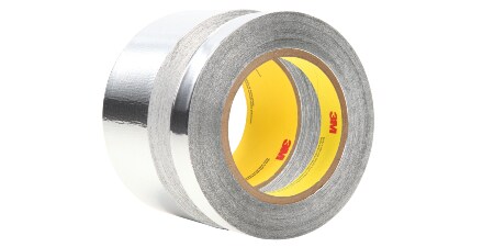 Hình ảnh của hai cuộn băng keo lá nhôm 3M™ 425 với các chiều rộng khác nhau.
