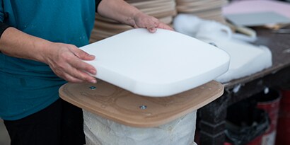 sử dụng keo phun để liên kết xốp với vải
