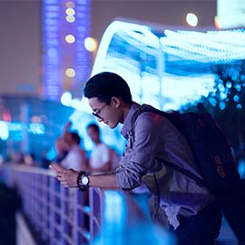 Khách du lịch sử dụng điện thoại trong khu vực đông đúc.