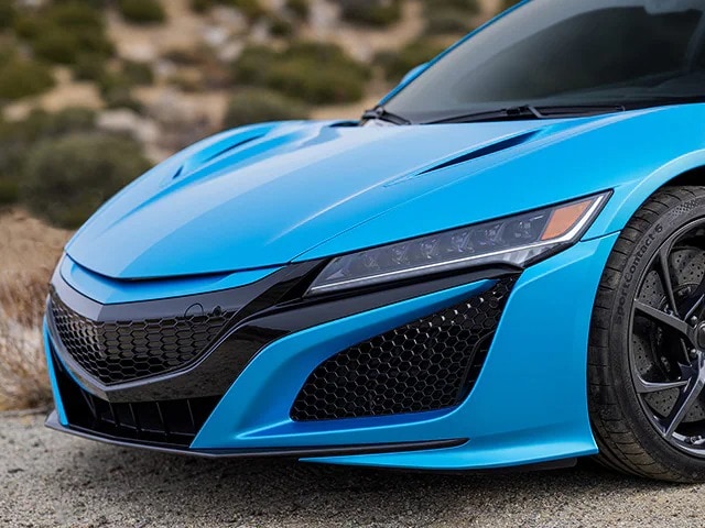 Cận cảnh khu vực nắp ca‑pô của xe thể thao được dán phim đổi màu xanh biển lấp lánh
