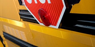 Sticker phản quang trên xe đưa đón nâng cao an toàn cho học sinh và bác tài khi tham gia giao thông
