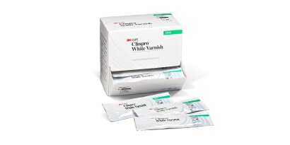 bôi Clinpro white varnish có chứa fluoride của 3M ESPE
