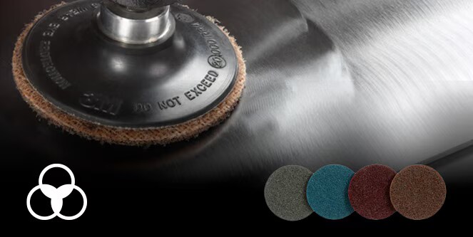 Cận cảnh Đĩa Chà Nhám Bề Mặt Scotch-Brite™ SC đang hoàn thiện bề mặt vật liệu kim loại
