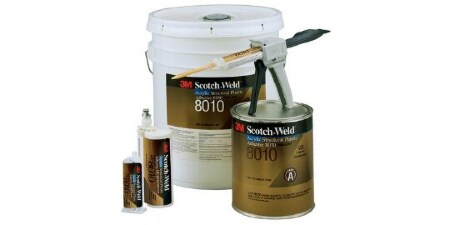 Ảnh nhóm sản phẩm hiển thị keo cường lực dán nhựa Scotch-Weld™ DP-8010 dạng thùng, lon và các kích cỡ dạng ống khác nhau.
