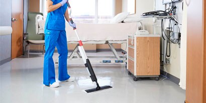 người phụ nữ lau sàn phòng bệnh bằng Hệ thống dụng cụ trét dung dịch hoàn thiện sàn và lau sàn chuyên nghiệp Scotch-Brite
