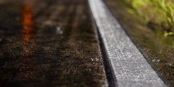 Road markings with continuous wet reflectivity
