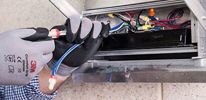Một người đàn ông cố định dây điện với Băng keo 3M.
