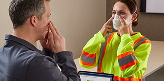công nhân đeo mặt nạ phòng độc dùng một lần với ứng dụng Wear it Right
