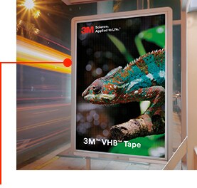 Bảng hiệu hiện đại dưới ánh đèn thành phố sống động dọc theo con đường