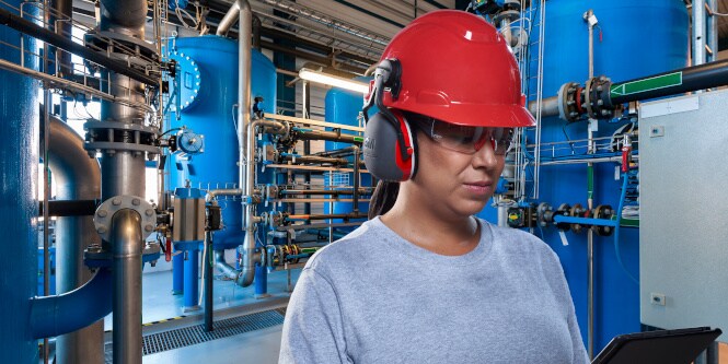 Nữ nhân viên đang hoàn thành công tác kiểm tra chất lượng bia

