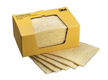 Một hộp Tấm thấm hút hóa chất 3M™, với năm tấm lót trải bên dưới.
