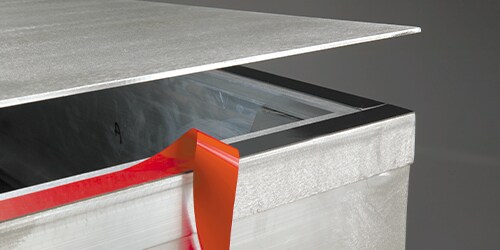 Dán kín các bộ phận kim loại trong một thiết bị lớn bằng băng keo 3M VHB
