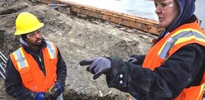 Đại diện từ 3M cung cấp hỗ trợ và đào tạo tại chỗ cho công nhân.
