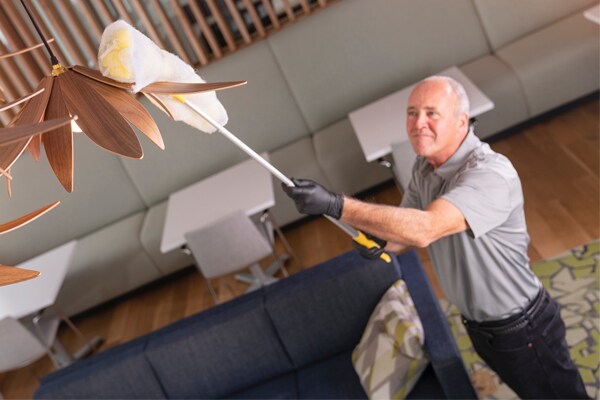 3M easy trap sweep and dust sheets on an extender tool to clean high dusting light fixtures
