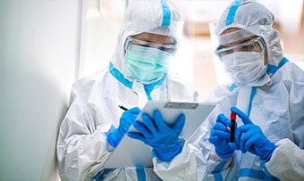 Chuyên viên y tế đang sử dụng PPE (trang thiết bị bảo hộ cá nhân)
