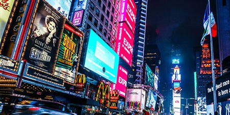 Thành phố rực rỡ ánh đèn neon vào buổi tối.
