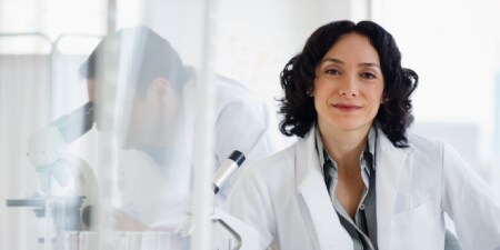 Nữ chuyên viên mỉm cười tại nơi làm việc
