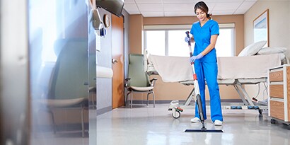 công nhân vệ sinh sàn phòng bệnh nhân
