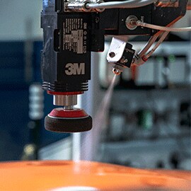 Cận cảnh cánh tay robot của Hệ thống sửa chữa sơn bằng robot 3M™ Finesse-It™