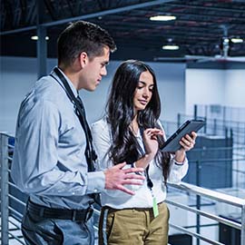 Đồng nghiệp làm việc trên máy tính bảng.