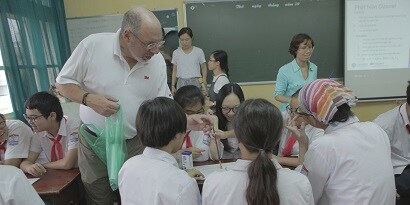 3Mer Andy Rabins works with students at Live & Learn
