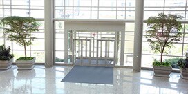 người đàn ông đang đánh bóng sàn bằng các sản phẩm 3M
