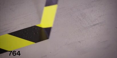 Hình ảnh tĩnh của video về Băng keo vinyl đa năng 3M™ 764 màu sọc vàng đen đang được bóc khỏi sàn mà không để lại vết bẩn
