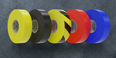 Hình ảnh các cuộn Băng keo vinyl đa năng 3M™ 764 màu vàng, đen, đỏ, xanh lam và một cuộn màu đen vàng.
