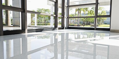 sàn tòa nhà thương mại được vệ sinh bằng các sản phẩm chăm sóc sàn 3M bền vững
