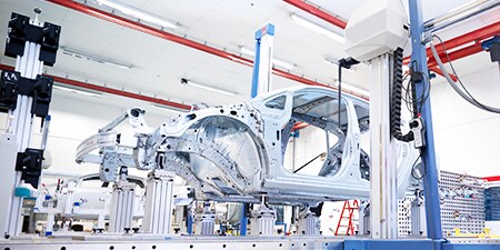 Sắp xếp gia công kim loại tiên tiến trong môi trường công nghiệp.
