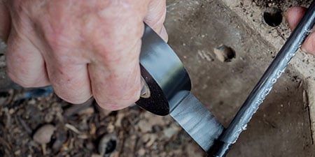 hình ảnh của Băng keo điện Vinyl sử dụng chung 3M đang được sử dụng trên cáp
