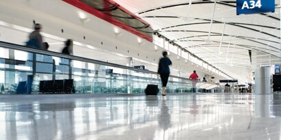 Sàn đường băng được vệ sinh và bảo vệ bằng sản phẩm chăm sóc sàn 3M
