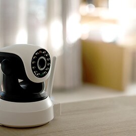 ảnh cận cảnh của một camera an ninh nhà thông minh.