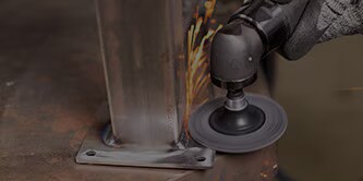 Đĩa Chà Nhám Bề Mặt Cường Độ Cao Chính Xác Scotch-Brite™ đang hoàn thiện bề mặt vật liệu bằng thép non
