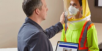 đội đang được kiểm tra độ phù hợp về hô hấp
