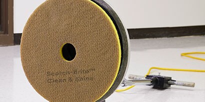 Miếng đánh sàn sạch sẽ và sáng bóng 3M™ Scotch-brite™ được dùng cho máy lau sàn

