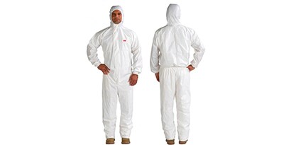mặt trước và mặt sau của một công nhân mang quần áo bảo hộ chống hóa chất
