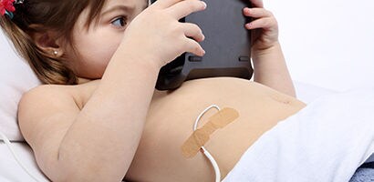 Băng y tế dịu nhẹ, thoáng khí và chống nước dán lên da.
